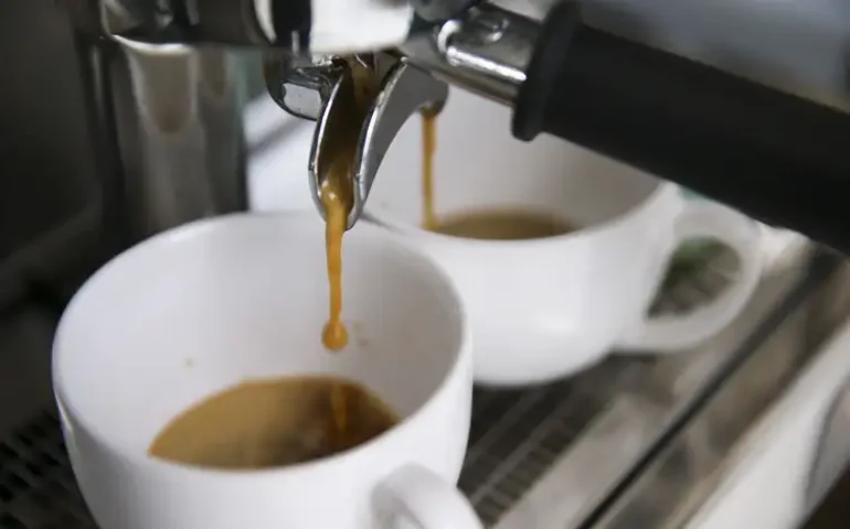 Café ou chá? Qual reduz e qual eleva  risco de ataque cardíaco?