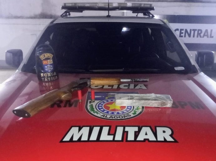 PM combate o tráfico e apreende arma e drogas no Benedito Bentes