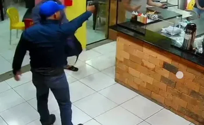 Momento do assalto em hamburgueria Momento do assalto em hamburgueria