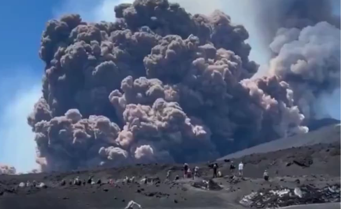 Vulcão Etna, o maior da Europa, entra em erupção na Itália Vulcão Etna, o maior da Europa, entra em erupção na Itália