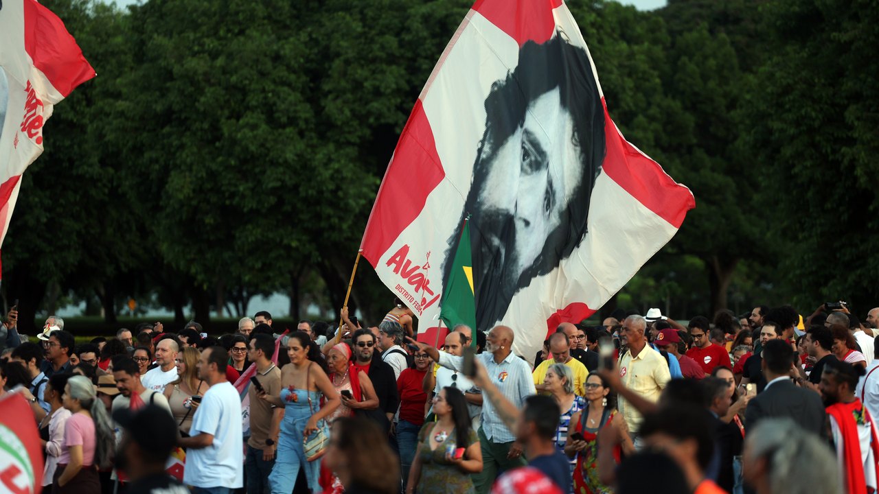 Lula e eleitores idosos se emocionam em festa de aniversário