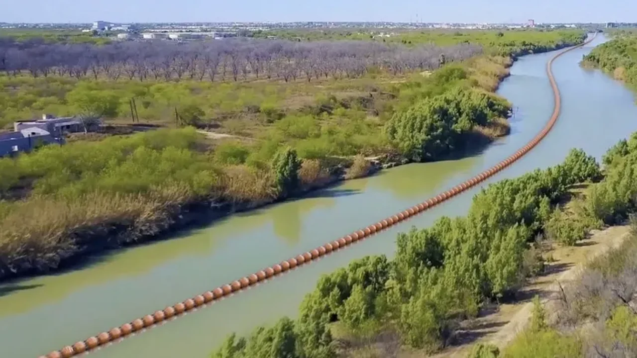 Boias na fronteira do Texas com o México: Criança de Honduras é uma das duas pessoas mortas