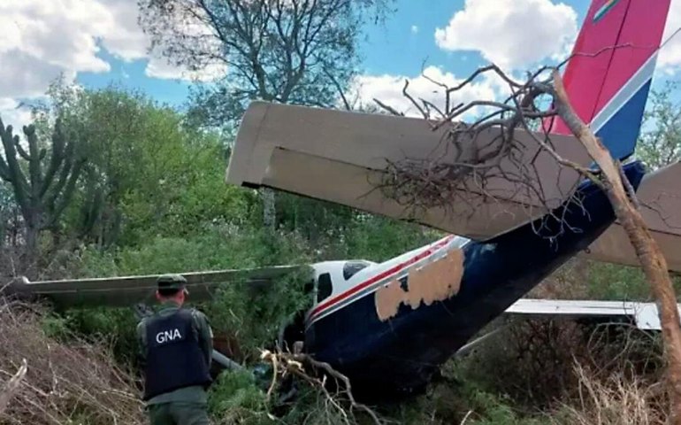 Avião com drogas cai na Argentina: dois presos e 140 kg de cocaína apreendidos