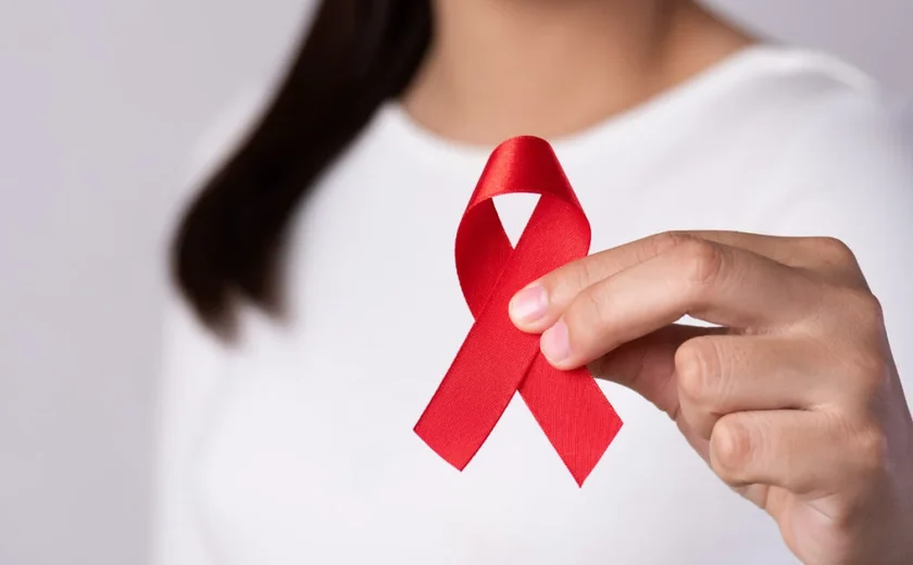 Infecções por HIV ainda são prevalentes no país, informa infectologista