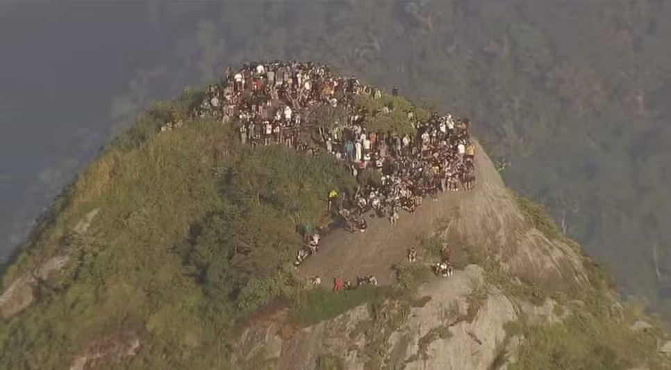 Centenas de turistas ficaram ilhados no morro Dois Irmãos durante operação