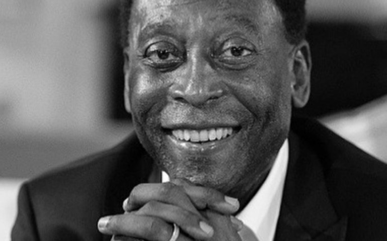 Música e cinema, outras paixões de Pelé: Rei tocava violão e atuou em filmes