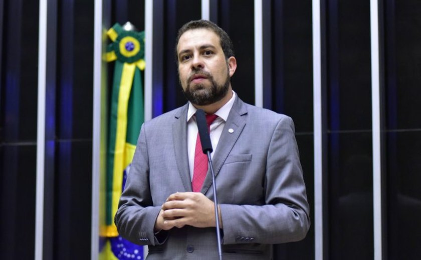 Meta é em quatro anos tornar elétrica ou híbrida 50% da frota de ônibus de SP, diz Boulos