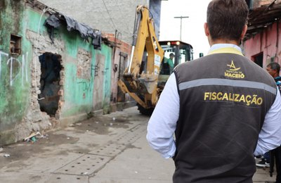 Convívio Social derruba imóvel condenado pela Defesa Civil, no Santos Dumont