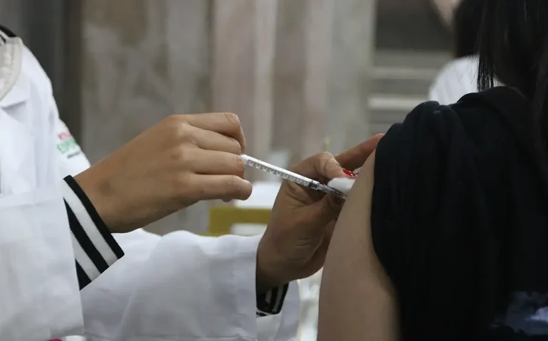 SpikeVax: DF começa a aplicar nova dose contra a covid-19