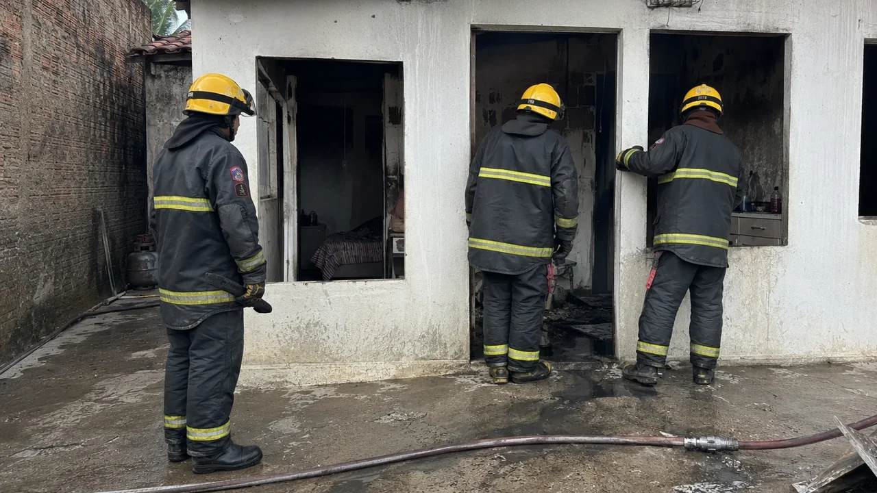 Incêndio atinge residência em Messias e mobiliza equipes do Corpo de Bombeiros
