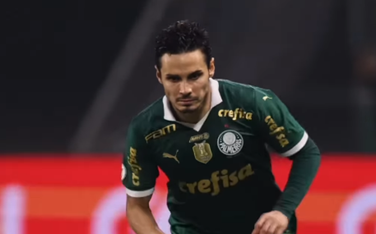 Raphael Veiga valoriza sequência de jogos e vê Palmeiras forte por título do Brasileirão