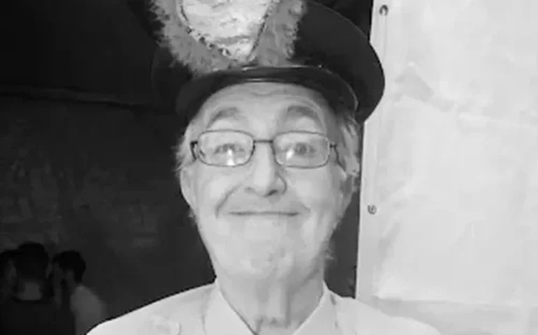 Morre o humorista Roberto Marquis, o Guarda Juju, de 'A praça é nossa', aos 83 anos