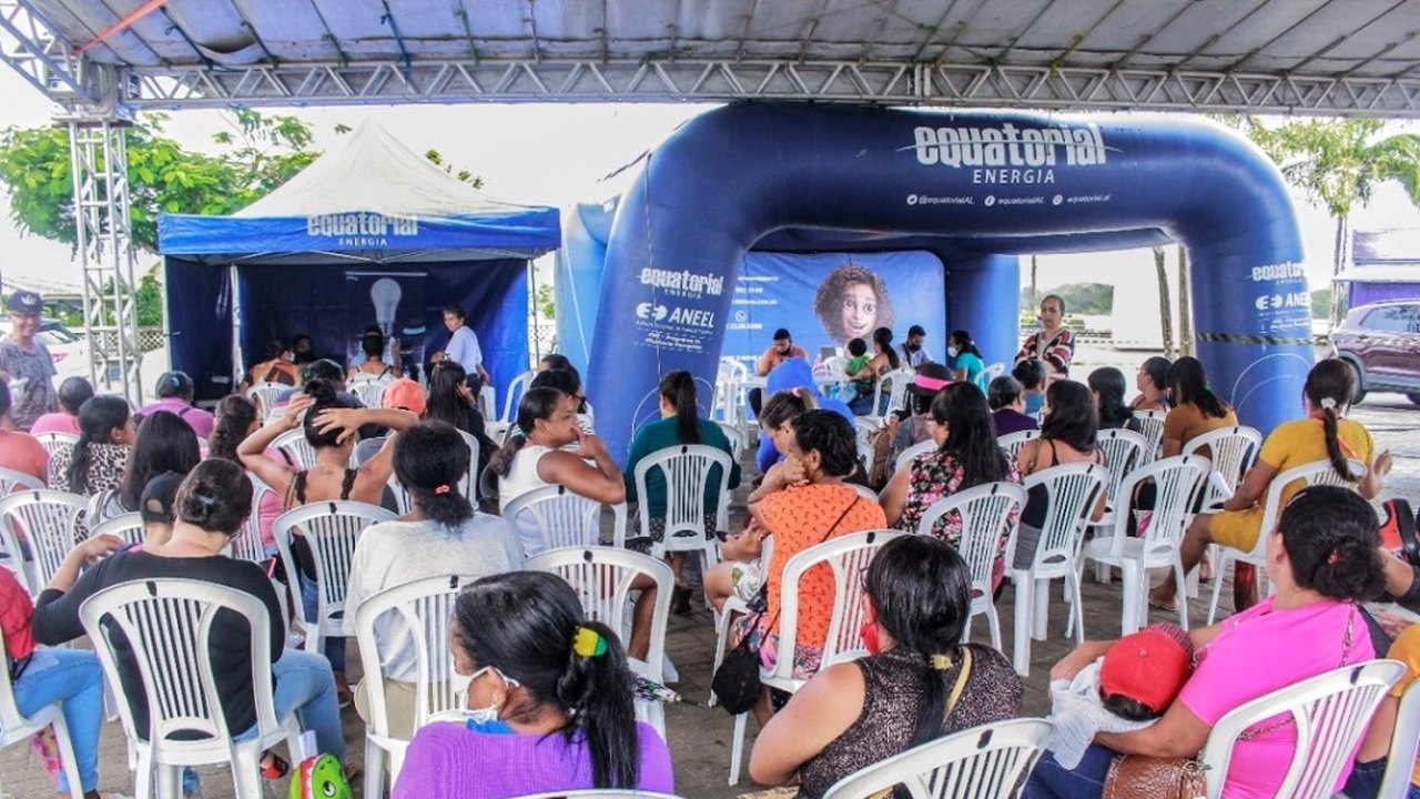 Equatorial atende população de Penedo com tarifa social, troca de lâmpadas e cadastro para sorteio de geladeira
