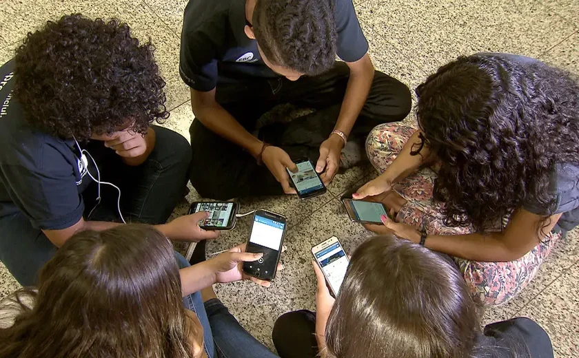 Pesquisa: 86% dos brasileiros apoiam restrição de celular nas escolas