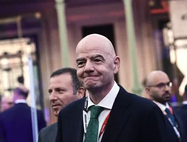 UEFA prepara queixa-crime nos tribunais suíços contra Infantino, da FIFA, pela venda de jogadores para a Copa do Mundo.