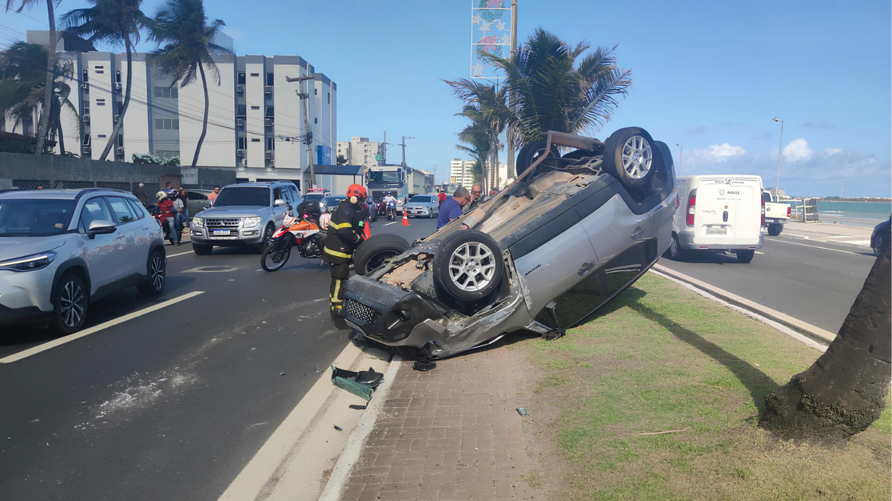 Capotamento de veículo mobiliza Bombeiros no Trapiche da Barra