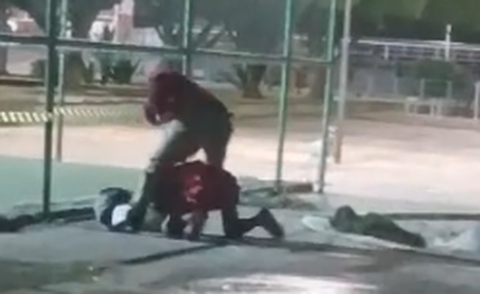 Vídeo mostra agressor dando socos e chutes na vítima de 43 anos, em São Miguel dos Campos