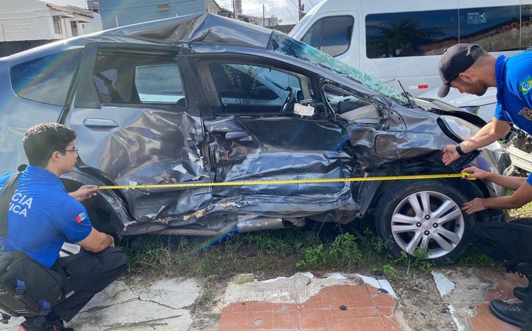 Polícia Científica pericia carros envolvidos em acidente com vítima fatal na Santa Amélia