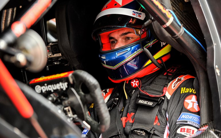 Nelsinho Piquet brilha em Interlagos e vence a 1º na Stock Car; Barrichello é 7º