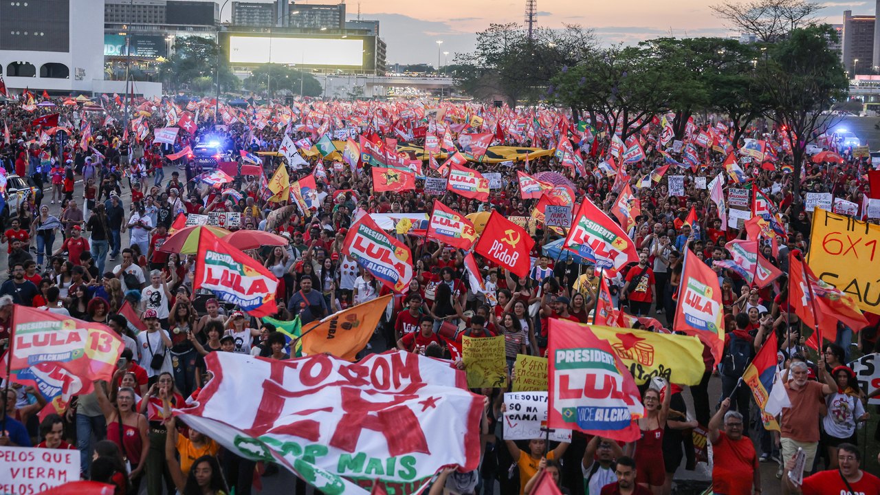 Milhares de estudantes tomam a Esplanada em apoio a Lula