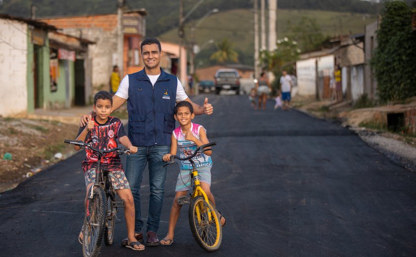 Prefeito JHC vistoria obras de pavimentação asfáltica no Rio Novo