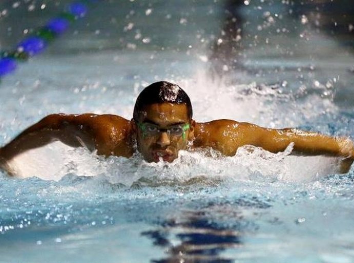 Nadador olímpico Allan do Carmo prestigia Projeto Aquático alagoano