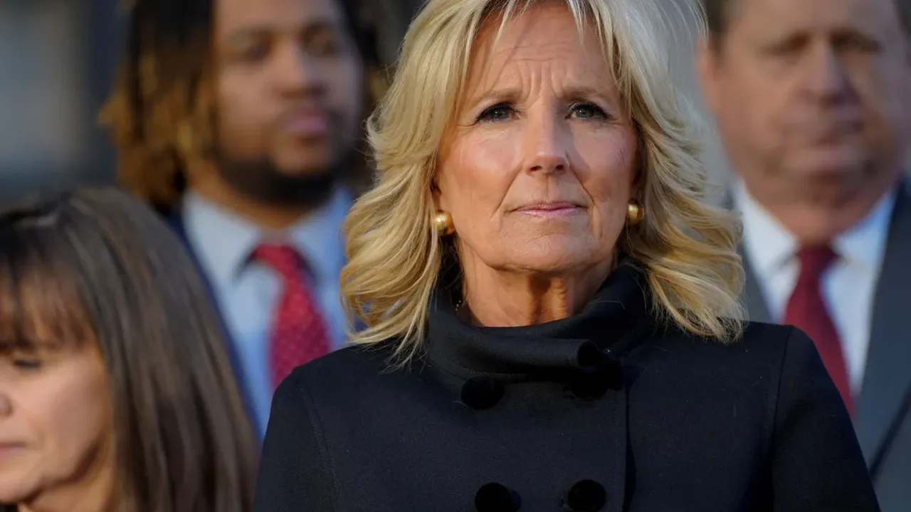 Esposa de Biden reage com 'corações' sobre decisão do marido de desistir da candidatura nos EUA