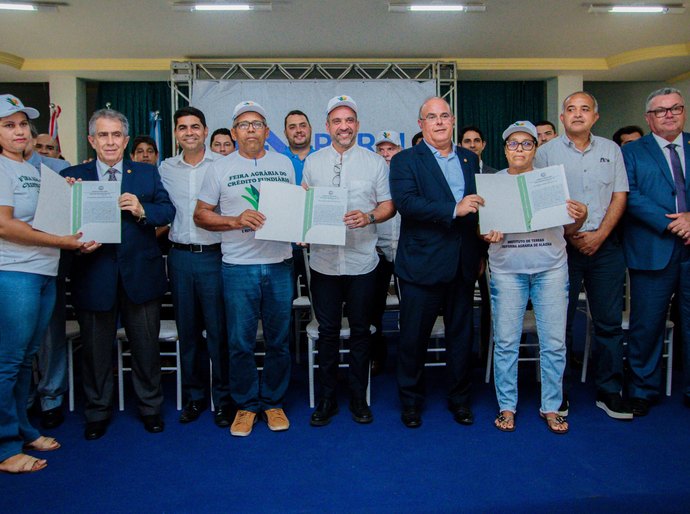 Paulo Dantas entrega 95 títulos de propriedade a famílias assentadas em Pão de Açúcar e São José da Tapera