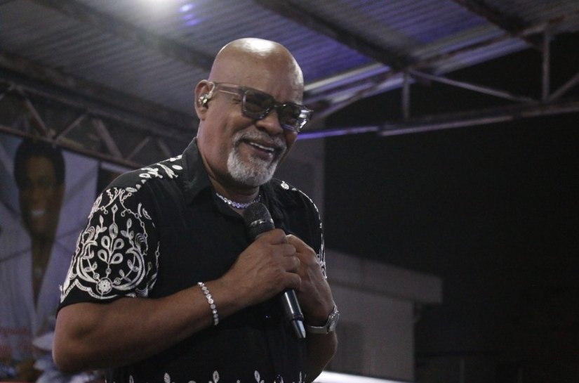 Carlos Caetano celebra 37 anos de carreira com gravação no Cacique de Ramos