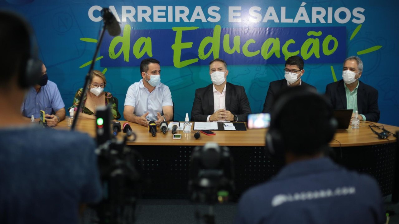 Governador assina sanção do novo PCCS da Educação e servidores terão quatro salários reajustados ainda em 2021