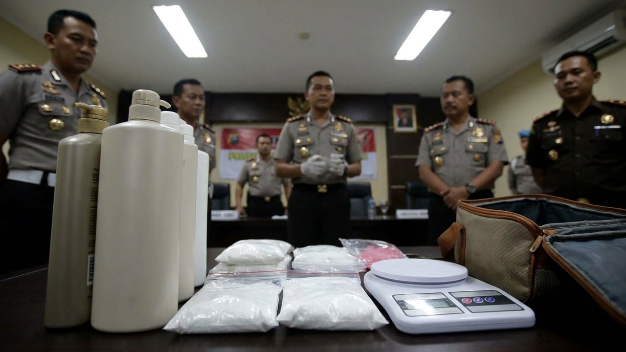Brasileira presa na Indonésia com 3,6 kg de cocaína em xampu corre risco de pena de morte