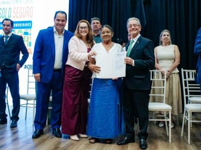 Prefeito André Bocão e TJ entregam mais de 80 títulos de propriedade pelo programa Moradia Legal em Marechal Deodoro