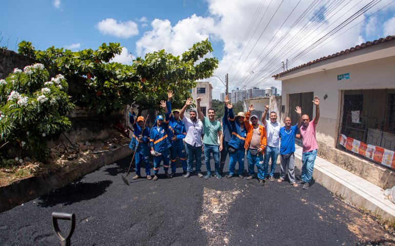 Prefeito JHC dá inicio a obra de pavimentação da Rua Ladeira Onze do Barroso, no Jacintinho
