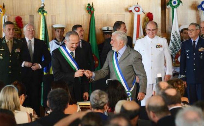 Aldo Rebelo assume Ministério da Defesa e destaca crise de valores