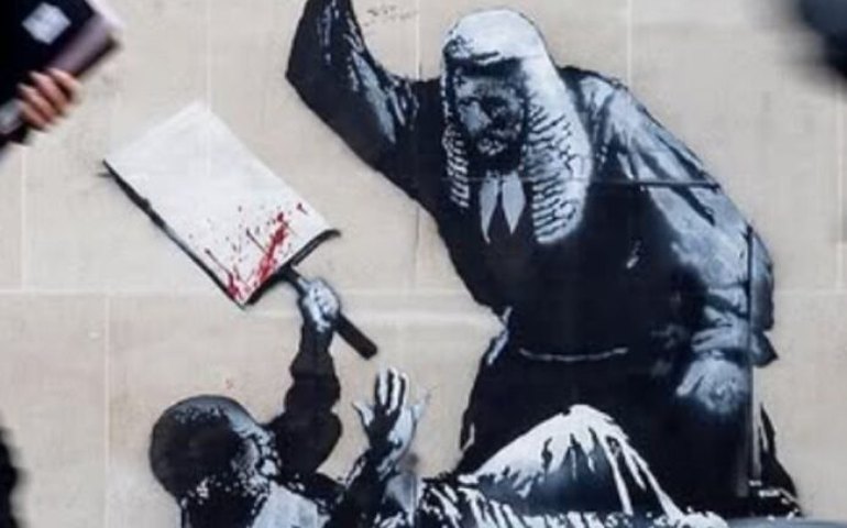Nova obra de Banksy é apagada de parede do tribunal de Londres