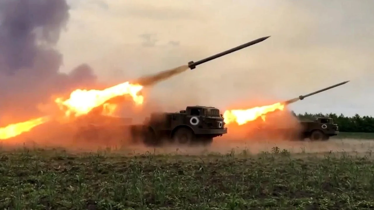 Defesa antiaérea da Rússia derruba 2 bombas e 909 drones ucranianos em 1 dia, diz MD