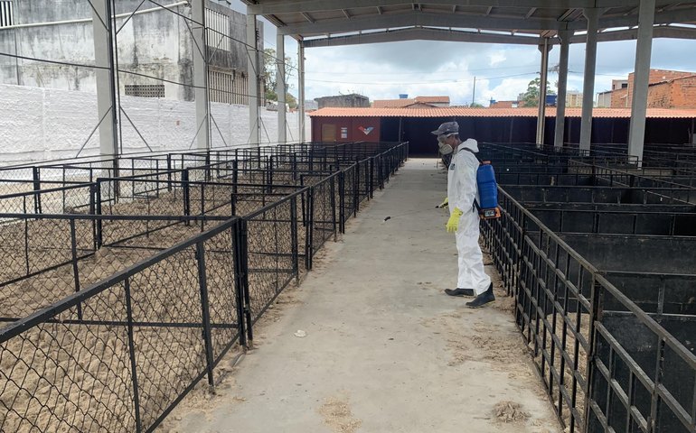 Fiscais da Adeal supervisionam desinfecção do Parque da Pecuária para a 75ª Expoagro