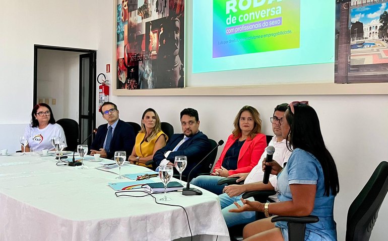 Ministérios Públicos e DPE promovem bate-papo com profissionais sexuais para indução de políticas públicas