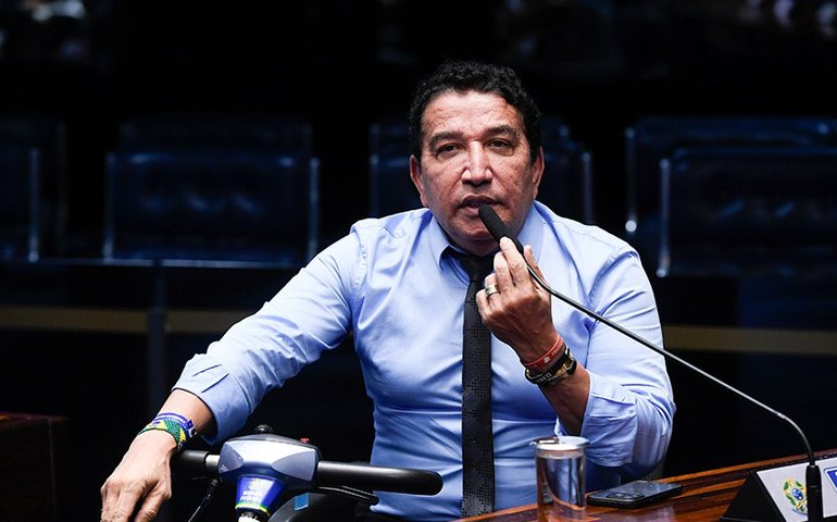 Senador afirma que Carla Zambelli foi agredida em presídio na Itália