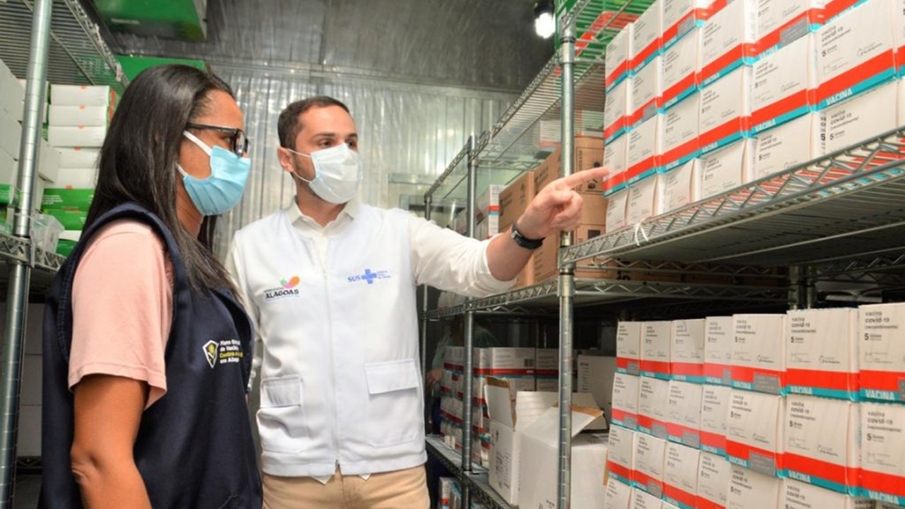 AL recebe mais 99.830 doses das vacinas AstraZeneca e Pfizer
