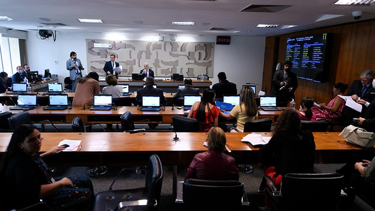 CAS aprova instalação de painéis antidrogas em frente a cada escola pública