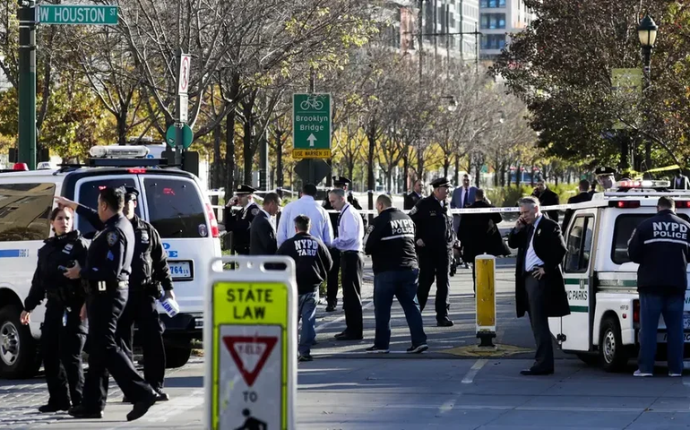 Polícia divulga fotos do suspeito de assassinato de CEO antes de ser preso em McDonalds