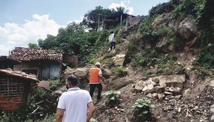 Rocha apresenta risco de deslizamento em Santana do São Francisco