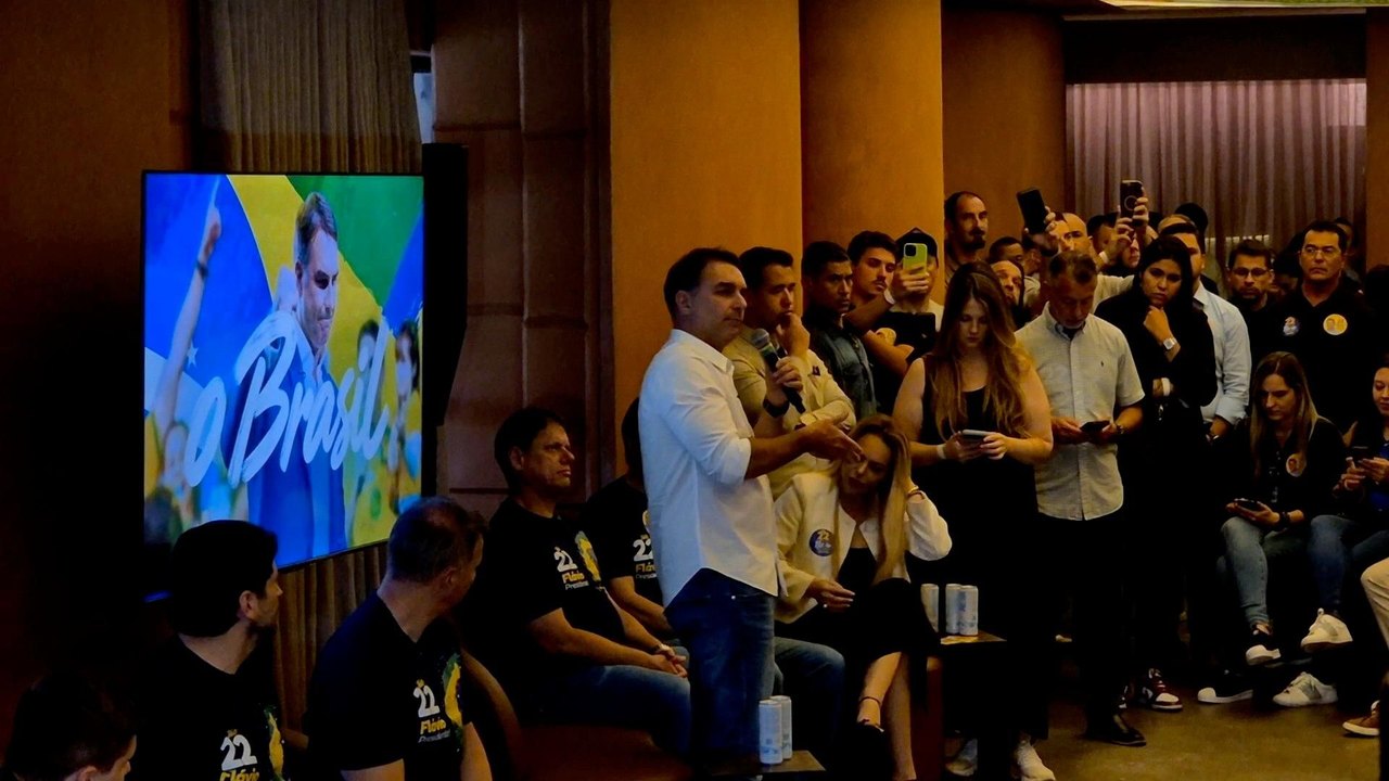 Flávio Bolsonaro promete cumprir apenas um mandato para 'dar o exemplo'