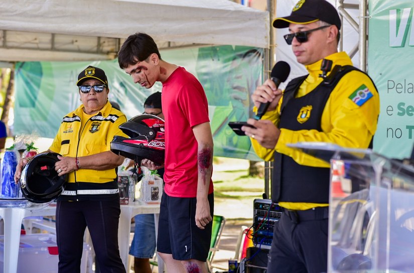 DMTT participa de ação do Abril Verde com simulação de sinistro e orientação sobre uso de capacete
