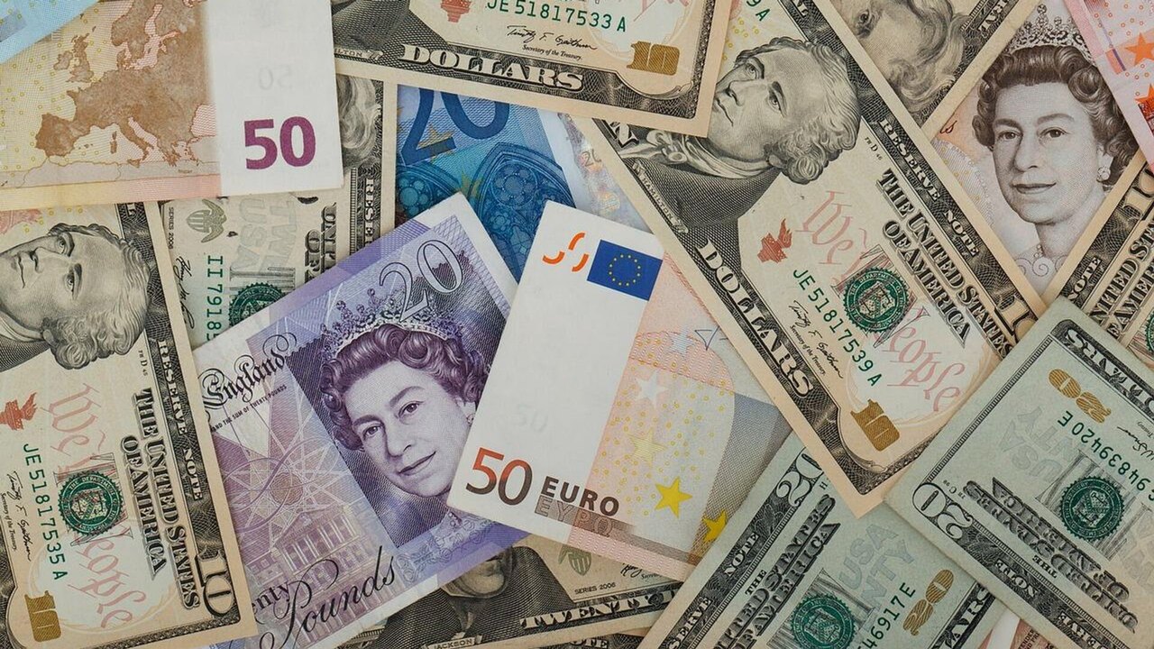 Guerra de tarifas de Trump reduzirá expansão do dólar americano no mundo, opina especialista