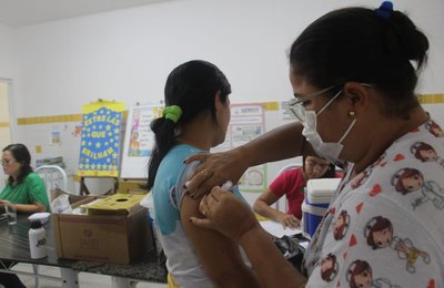 Secretaria de Saúde de Penedo vacina professores das redes pública e particular contra Influenza e Covid-19