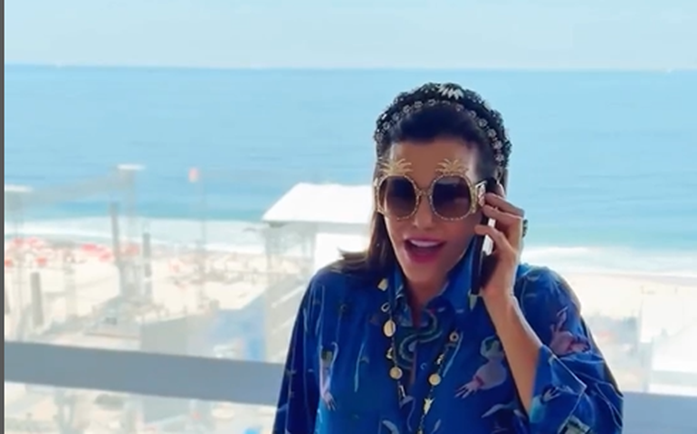 'Ai, que loucura'! Depois de Madonna, Narcisa grita no megafone por Pedro Sampaio, que ri da janela