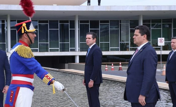 Hugo Motta (E) e Davi Alcolumbre (D) durante abertura da sessão no ano passado