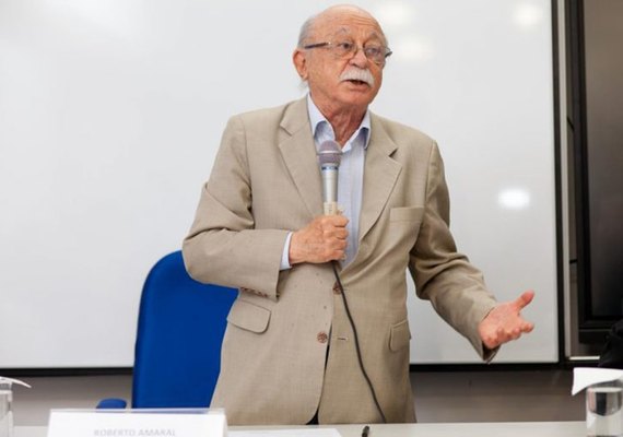 Roberto Amaral, ex-ministro de Ciência e Tecnologia, participa de palestra na Ufal